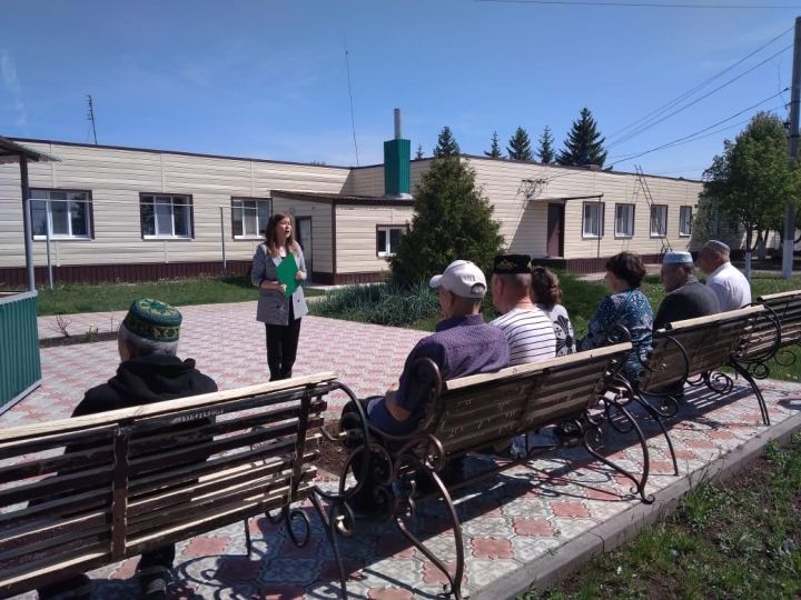 Район китапханәсе волонтерлары картлар һәм инвалидлар  йортында