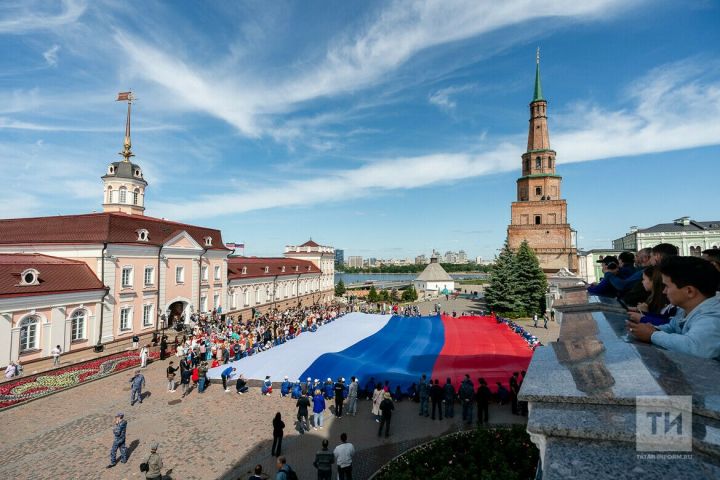Беренче май мәйданында Татарстанда иң зур Россия флагы урнаштырдылар