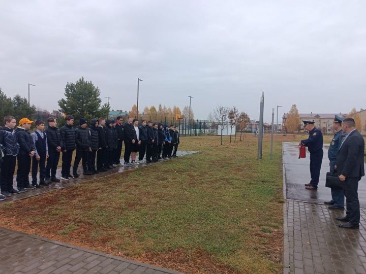 Мөслим гимназиясе һәм Г.Тукай ис. Мөслим урта мәктәбе укучылары өчен янгын сүндерү җайланмасы куллану кагыйдәләрен аңлаттылар