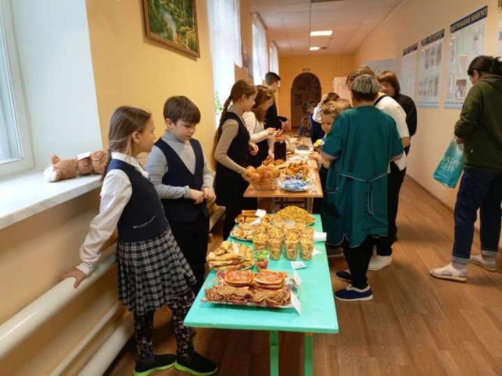 Инвалидлар ункөнлеге кысаларында Рус Шуган мәктәбендә хәйрия ярминкәсе үткәрделәр