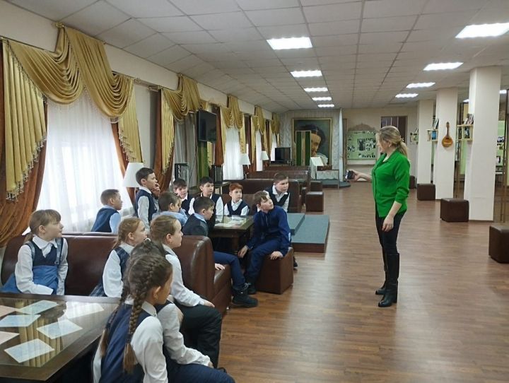 Сыйныф сәгатендә грим салырга өйрәнделәр