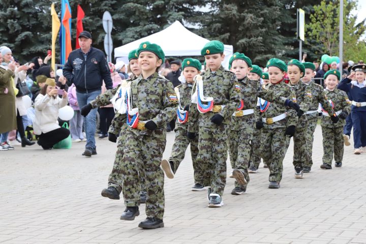 Мөслим урамнары буйлап демонстрантлар колоннасы үтте (+фоторепортаж)