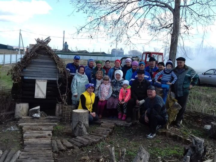 Тойгелде авылы уңганнары үз куллары белән балалар мәйданчыгы ясап куйганнар