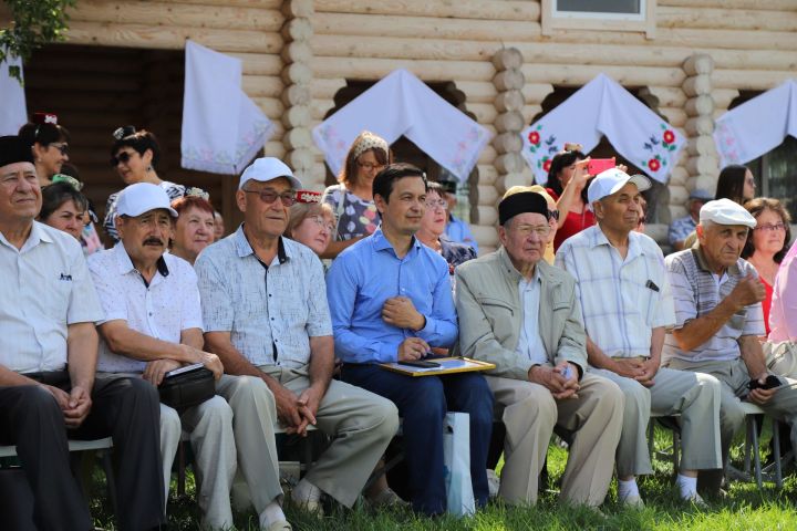 Әдәби мәйдан үзенә дәште Мөслимдә китап сөюче марафончылар мәйдан тотты