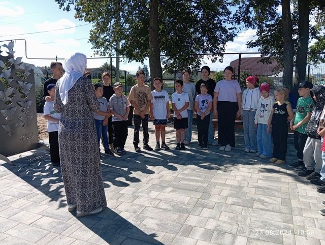 Иске Карамалы авылы мәхәлләсе “Рушат паркы”нда балалар өчен “Гыйлемсез кеше – канатсыз кош” исемле Белем бәйрәме үткәрде