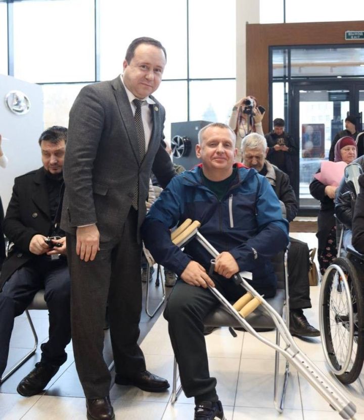 Производствода зыян күрүчеләргә 13 җайлаштырылган автомобиль тапшырды