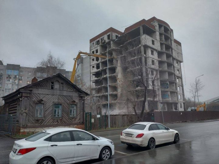 Казанда Кабан күле янындагы төзелеп бетмәгән бинаны сүтү эшләре башланды