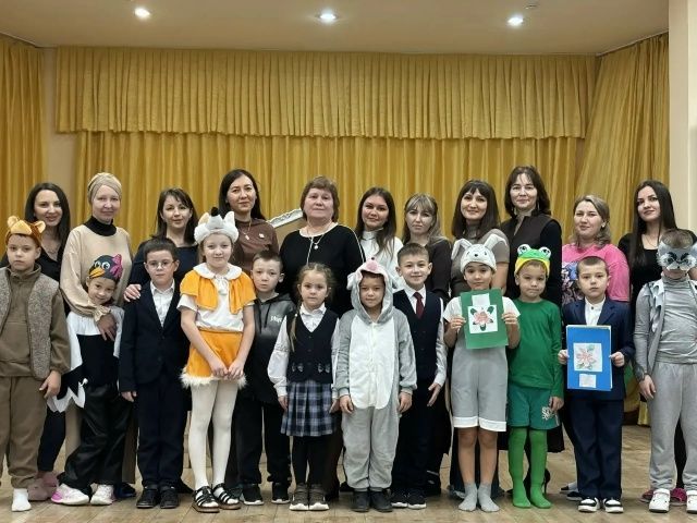 Әниләр көненә бүләккә әкият