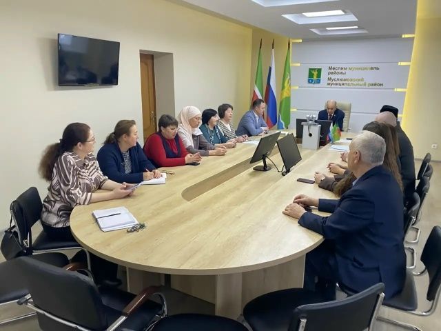 Район хакимияте бинасында Иҗтимагый советның чираттагы утырышы узды