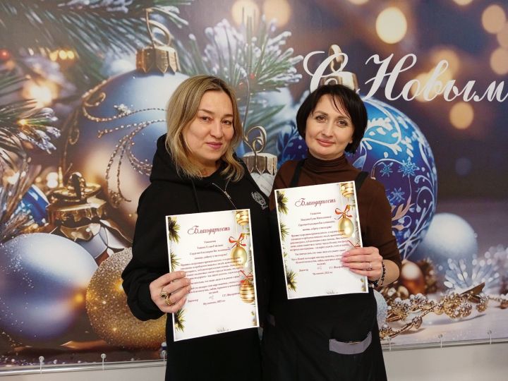 Яңа ел кәефе Мөслим картлар йортында: Әлмәт чәчтарашы Гөлия Мендеева һәм волонтер Гөлия Тепаева кунакта булды