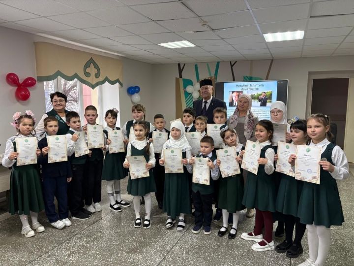 5 декабрь көнне, Мөслим урта мәктәбендә «Шагыйрьле декабрь» нәфис сүз конкурсы узды