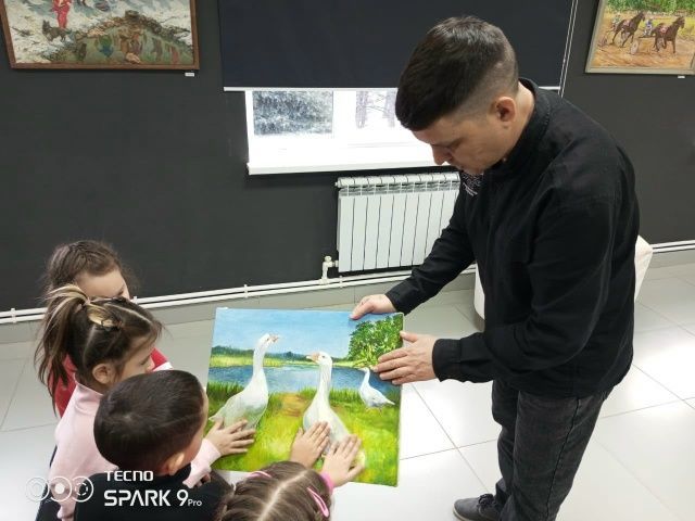 Рәссам Рәйхан Хантимеров картиналары балаларны иҗатка илһамландырды