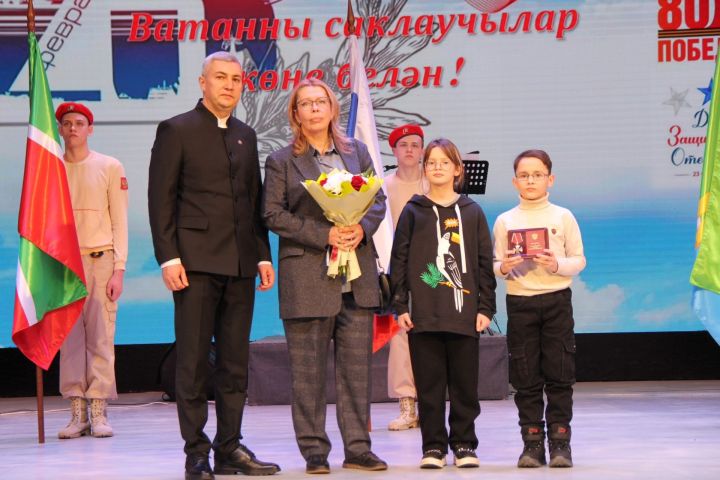 Район мәдәният йортында Ватанны саклаучылар көненә багышланган кичә узды