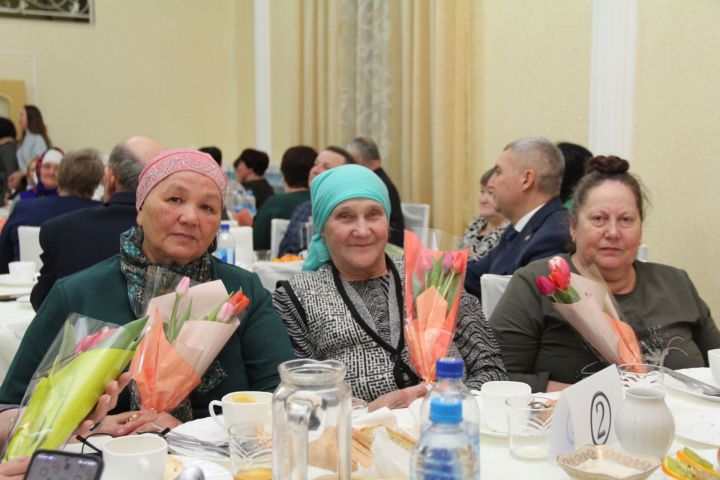 Әниләр хөрмәтләнде