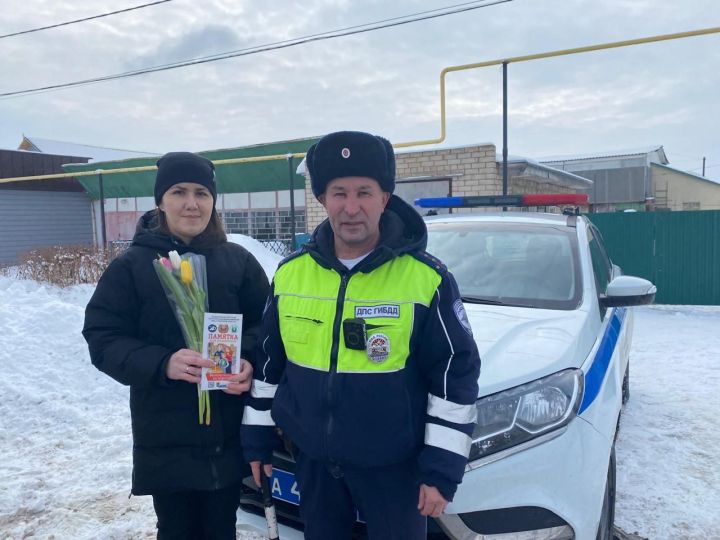 ДАИ автоинспекторлары гүзәл затларны тәбрик итте