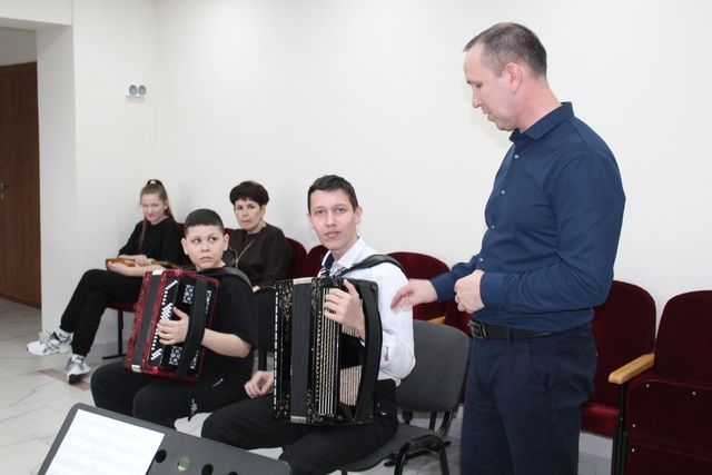 Баянда дөрес утыру һәм кулларны кую: Радик Газизовның башлангыч белем бирү методикасы