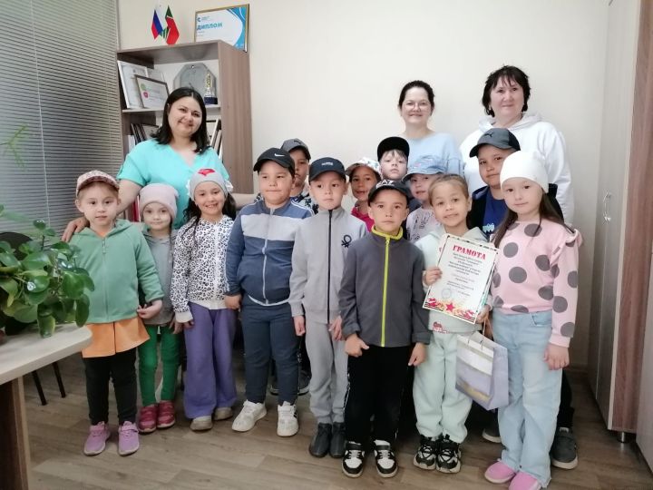Балалар матбугат үзәгенә экскурсиягә килде