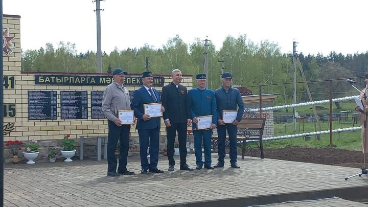 Бу минутларда Нарат Асты авылында Бөек Ватан сугышында катнашкан авылдашларын хөрмәтләп ясалган обелиск ачу тантанасы уза