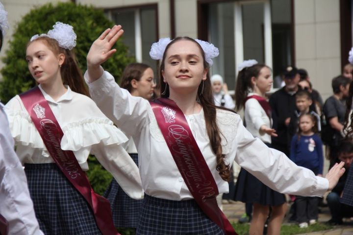 Кичә район мәктәпләрендә чыгарылыш сыйныф укучылары өчен соңгы кыңгырау чыңлады