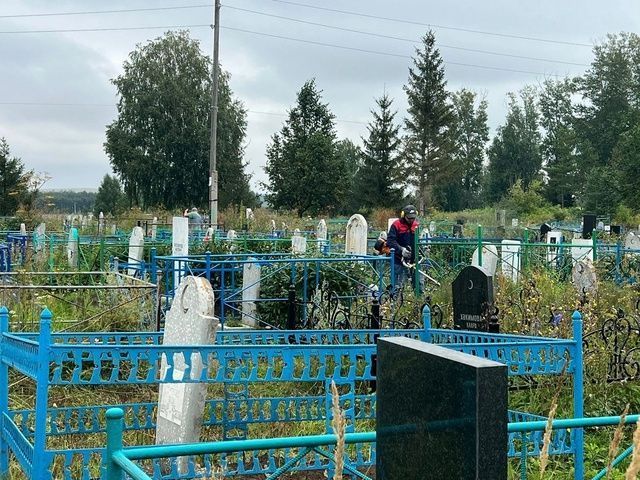 Мөслим зиратындагы өмә күчерелә