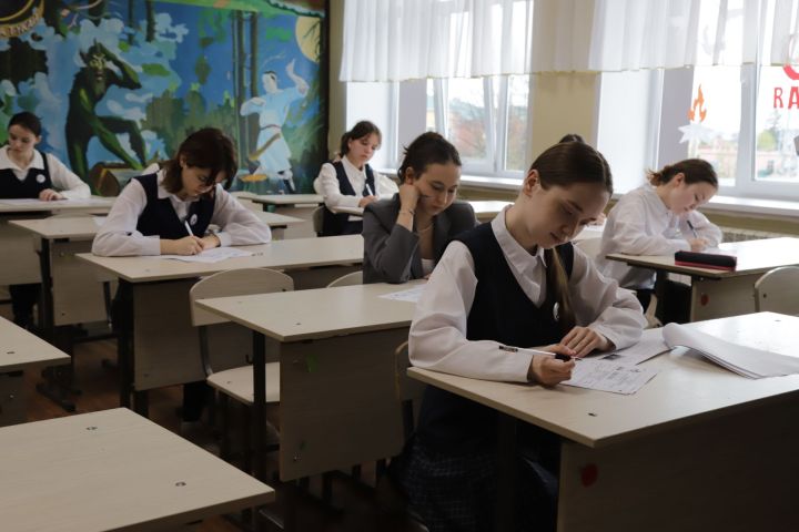 “Бердәм Россия” сәяси партиясе җиденче тапкыр дөньяда иң масштаблы чарасын – “Җиңү диктанты” акциясен үткәрде