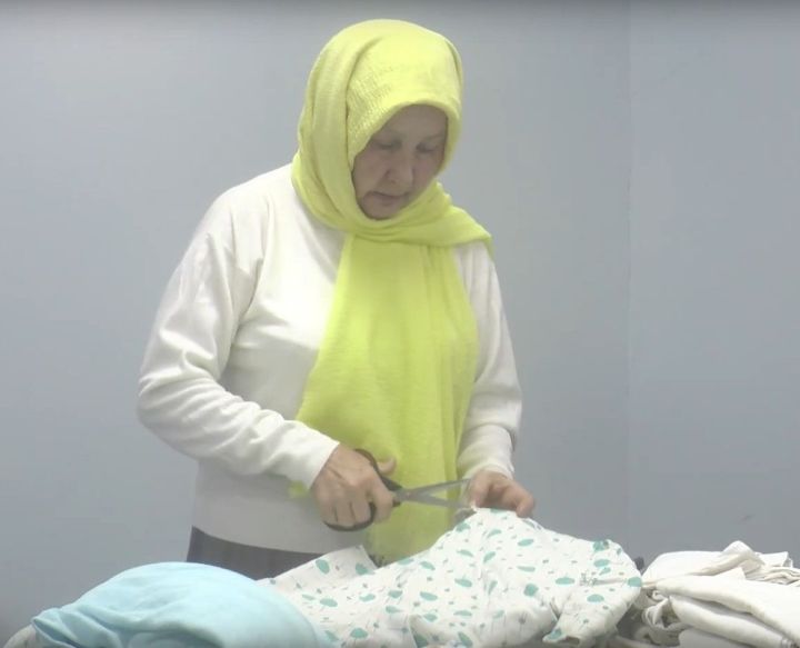 Авыл хатын-кызлары махсус операциягә ярдәм итә – тегү, ризык, дисбеләр белән!