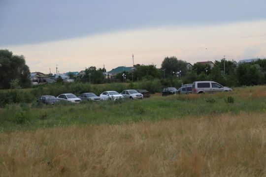 Күпер буенда, Ык елгасының уң як ярындагы мәйданда машина кую урыны ясала