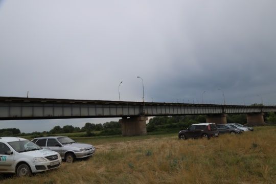 Күпер буенда, Ык елгасының уң як ярындагы мәйданда машина кую урыны ясала