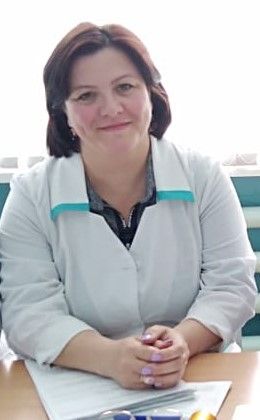 Гөлгенә Минһаҗева 2004 елдан Игенче авылында фельдшер булып эшли