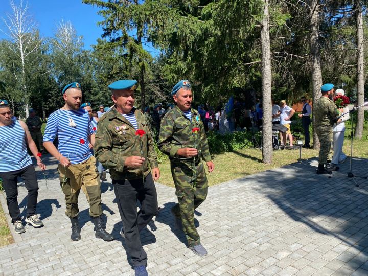 2 август – Һава десанты гаскәрләре көне