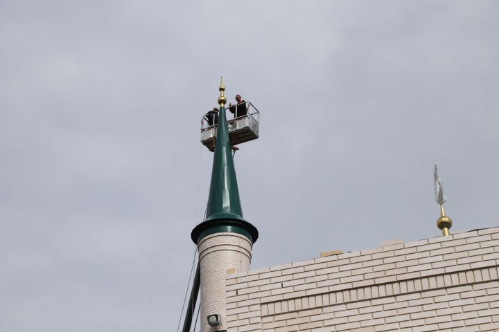 Ислам мәчете манарасына ай беркетелде