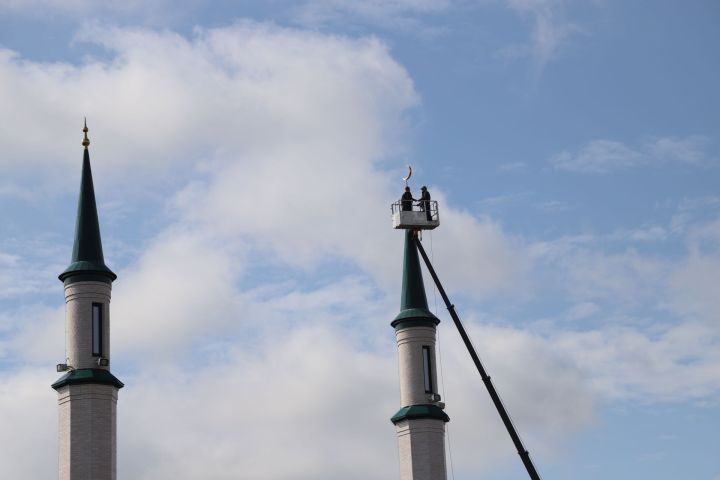 Ислам мәчете манарасына ай беркетелде