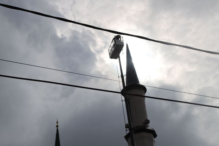 Ислам мәчете манарасына ай беркетелде