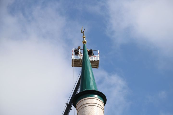 Ислам мәчете манарасына ай беркетелде