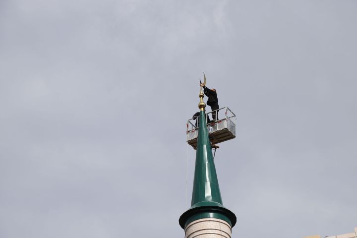 Ислам мәчете манарасына ай беркетелде