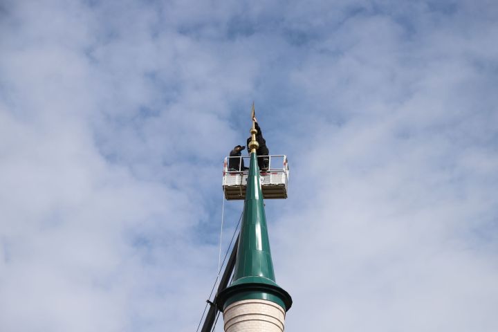 Ислам мәчете манарасына ай беркетелде
