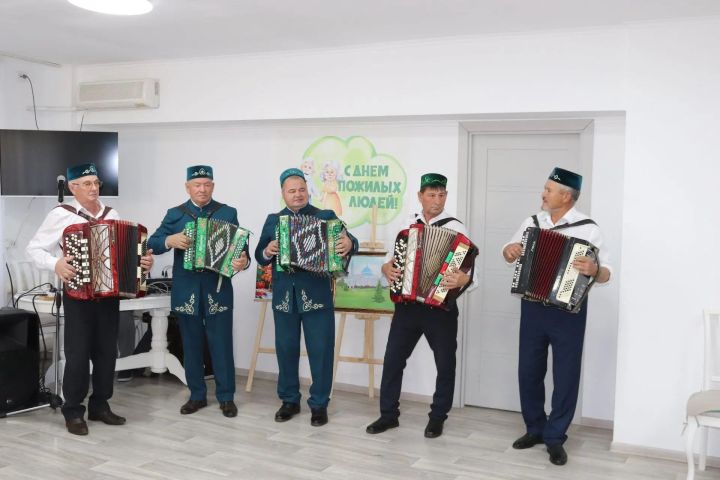 Мөслим картлар интернатында өлкәннәрне бәйрәм белән тәбрикләделәр