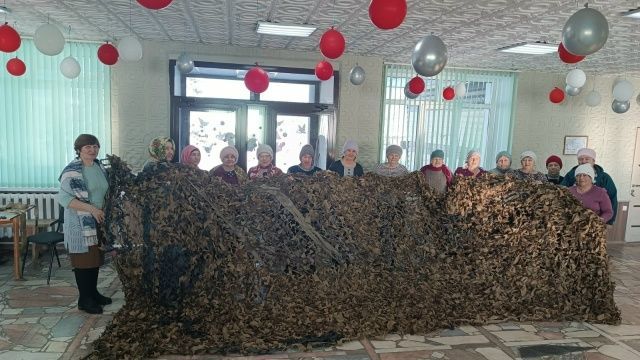 Тойгелде волонтёрлары маскировка челтәре үрүне үзләштерә