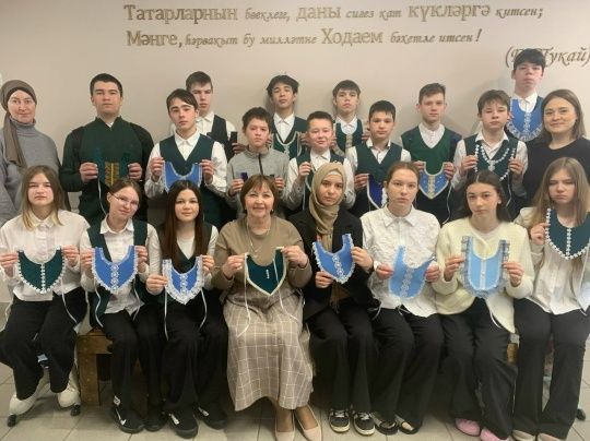 Укучылар әниләренә изүләр ясады