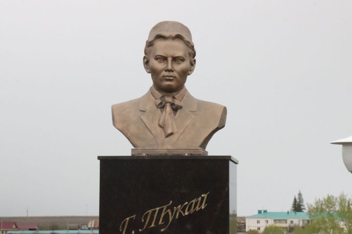 В. Путин татар шагыйре Габдулла Тукайның тууына 150 ел тулуны бәйрәм итү турында Указ имзалады