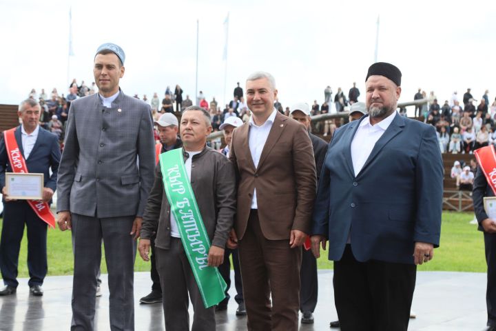 Батыр исеме горур яңгырый