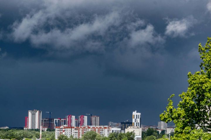 Гадәттән тыш хәлләр министрлыгында иртәгә көчле җил һәм яшенле яңгыр турында кисәттеләр