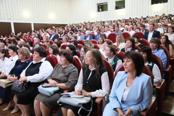 Татарстанның Мөслим районында уку елы башлану алдыннан мәгариф алдынгылары билгеләнде