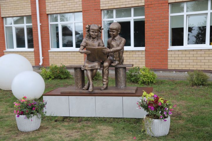 «Китап укыганда»: Мөслим мәктәбендә белемгә мәхәббәтне гәүдәләндергән сын ачылды
