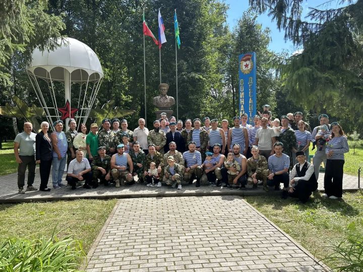 2 август - Һава десанты гаскәрләре көне буларак билгеләп үтелде