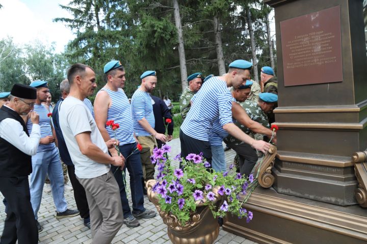 «Бездән башка бүтән беркем дә»: Мөслимдә Һава десанты гаскәрләре көне зурлап билгеләп үтелде