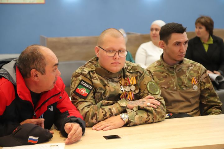 «Егетләрне каршы алудан алып тормышка кайтаруга кадәр»: Мөслимдә МХО ветераннары очрашты