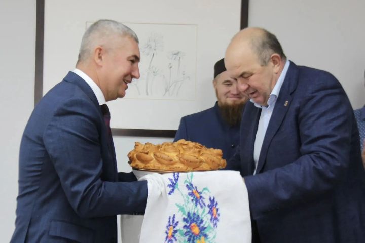 Илгиз Исламов район башлыгы Альберт Хуҗинга 2026 елның беренче уңыш икмәген тапшырды