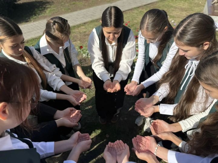 «Тормыш тамчысы»: районыбыз мәктәпләрендә терроризм корбаннарын искә алдылар